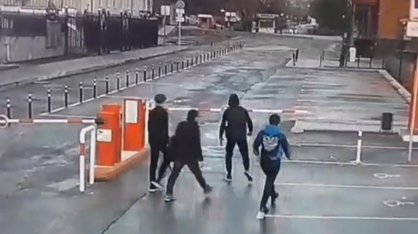 В Пензе шлагбаумы парковки на площади Ленина подверглись атаке подростков