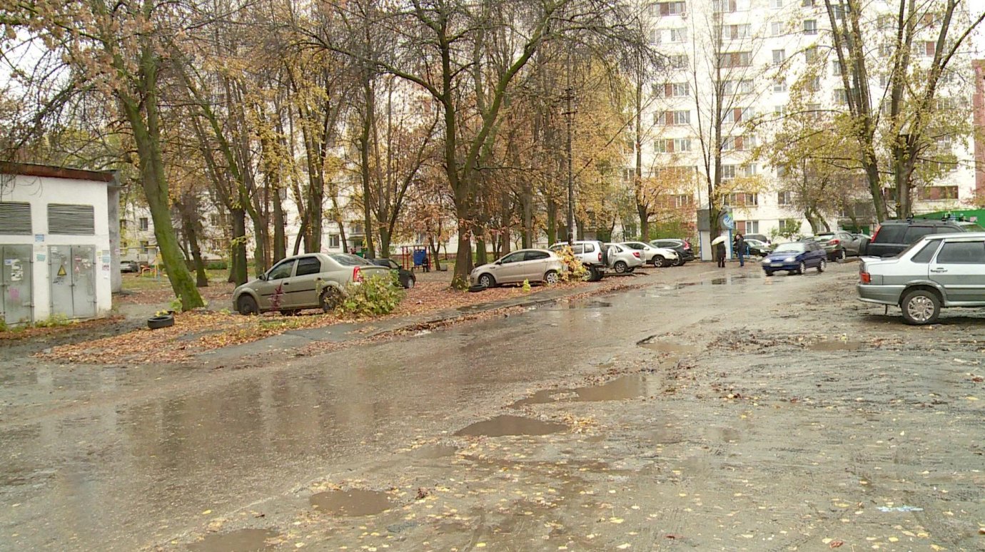 Пешеходы на улице Толстого рискуют угодить под машину