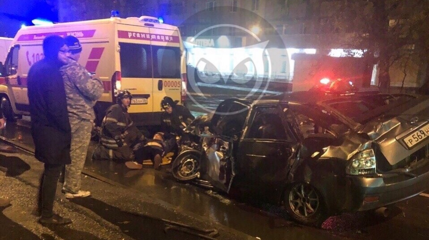 В Пензе водитель и пассажиры «Приоры» пострадали в ДТП с Land Rover