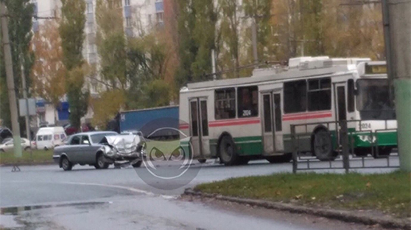 На кольце в Арбекове «Волга» догнала троллейбус