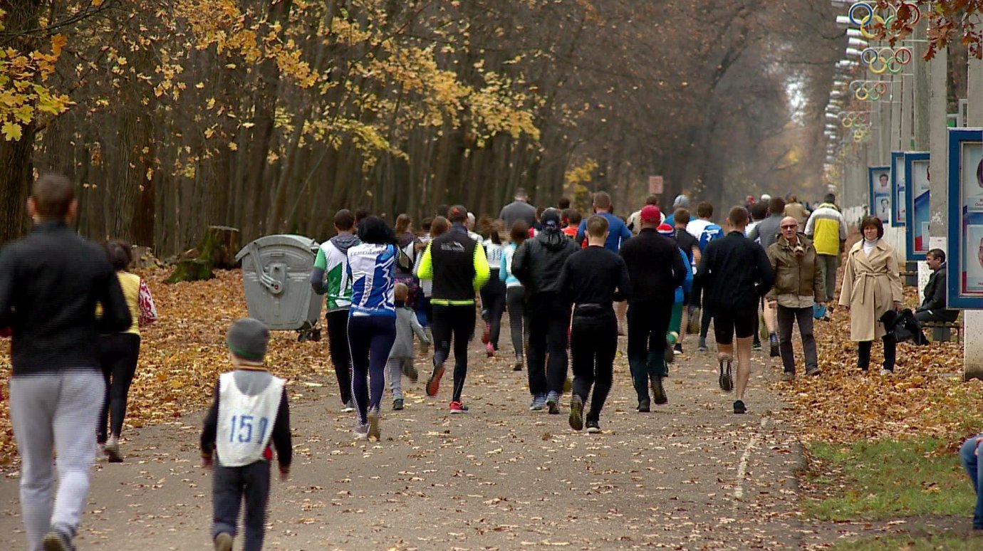 Пензенцы пробежали памятный марафон по Олимпийской аллее