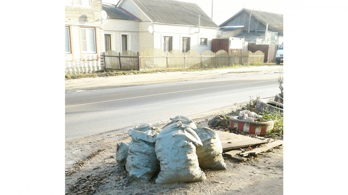 В Кузнецке коммунальщики забыли о мешках мусора на ул. Строительной
