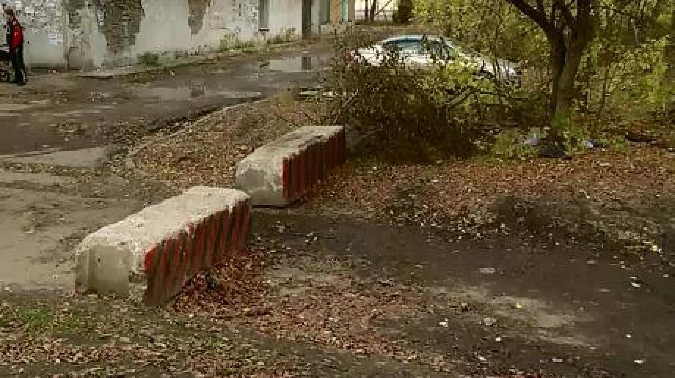 На Ульяновской бетонные блоки препятствуют проезду через двор