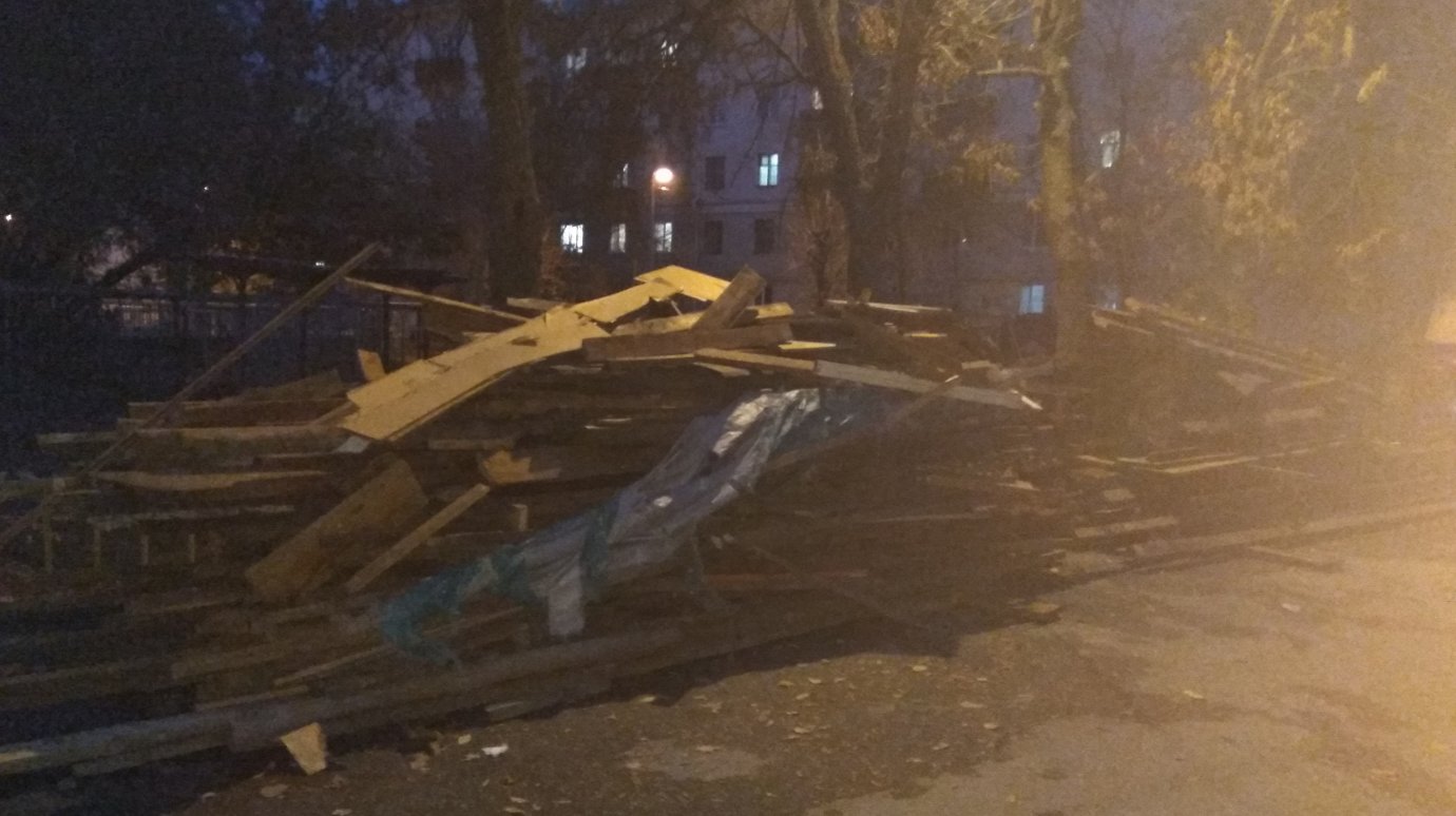Строительный мусор у дома на ул. Кирова, вопреки заверениям, не убрали