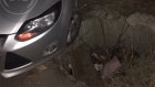 На улице Аустрина автомобиль получил повреждения из-за ямы