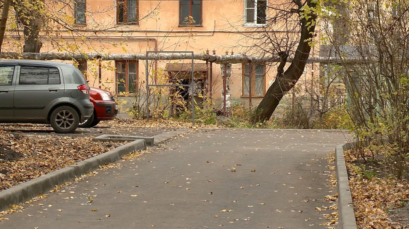 Двор пенза. Пенза дворы. Леонова 19 Пенза. Закрытые пензенские дворы. Леонова 19 фото.