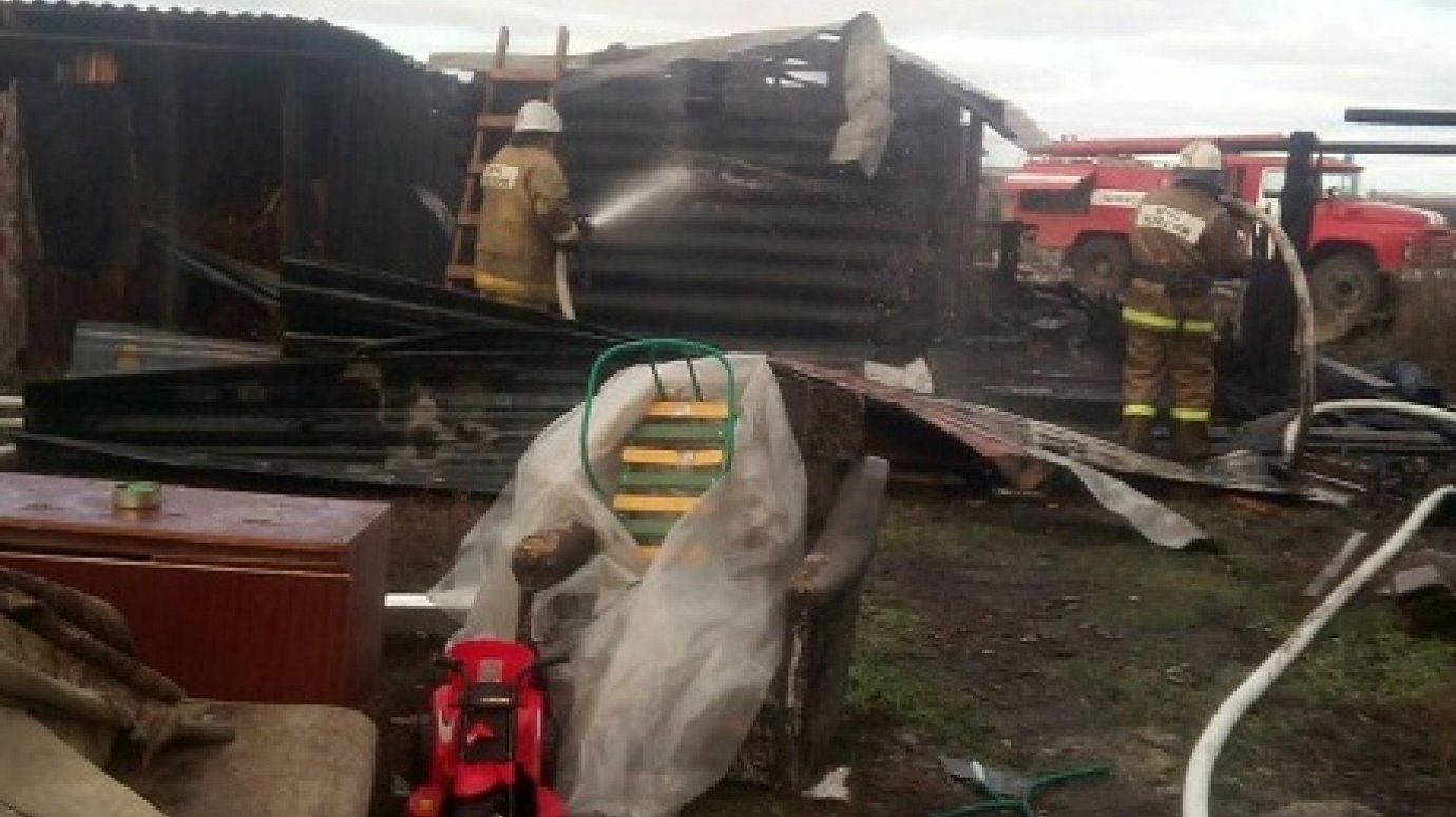 В Сосновоборском районе спасатели эвакуировали с места пожара трех детей
