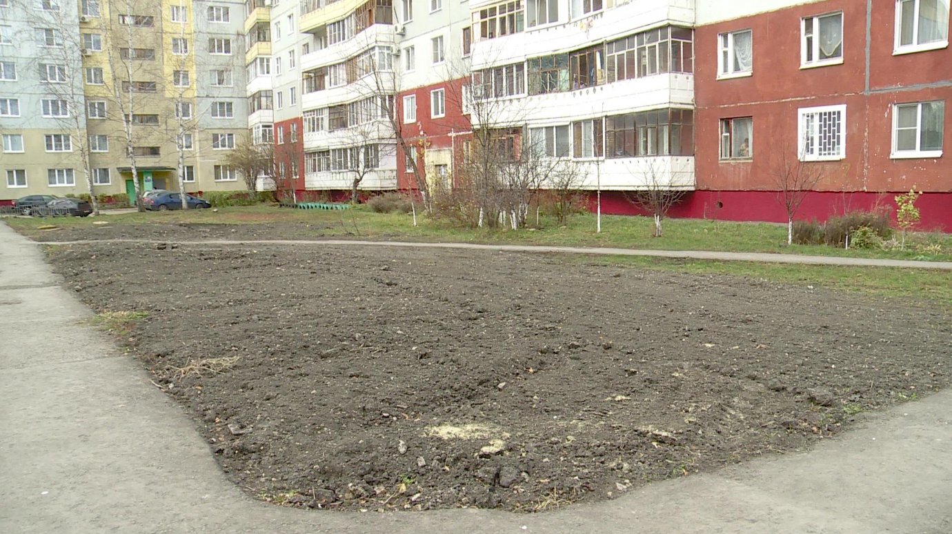Жители улицы Ладожской устали от нескончаемых раскопок во дворе