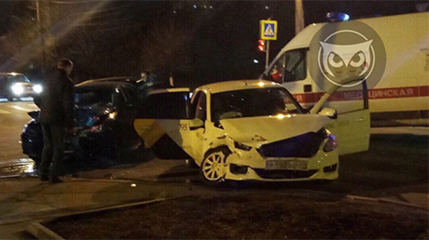 На перекрестке Свердлова и Куйбышева произошла авария с «Яндекс.Такси»