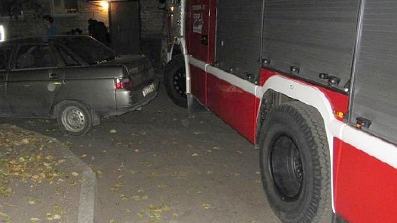 В зареченском дворе легковушка стала преградой для пожарной машины