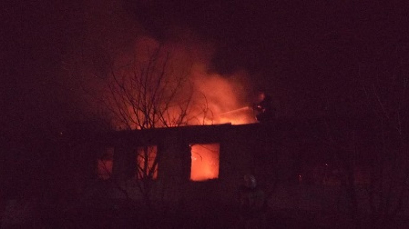 Горящий дом и надворные постройки в Бессоновке тушили 25 человек