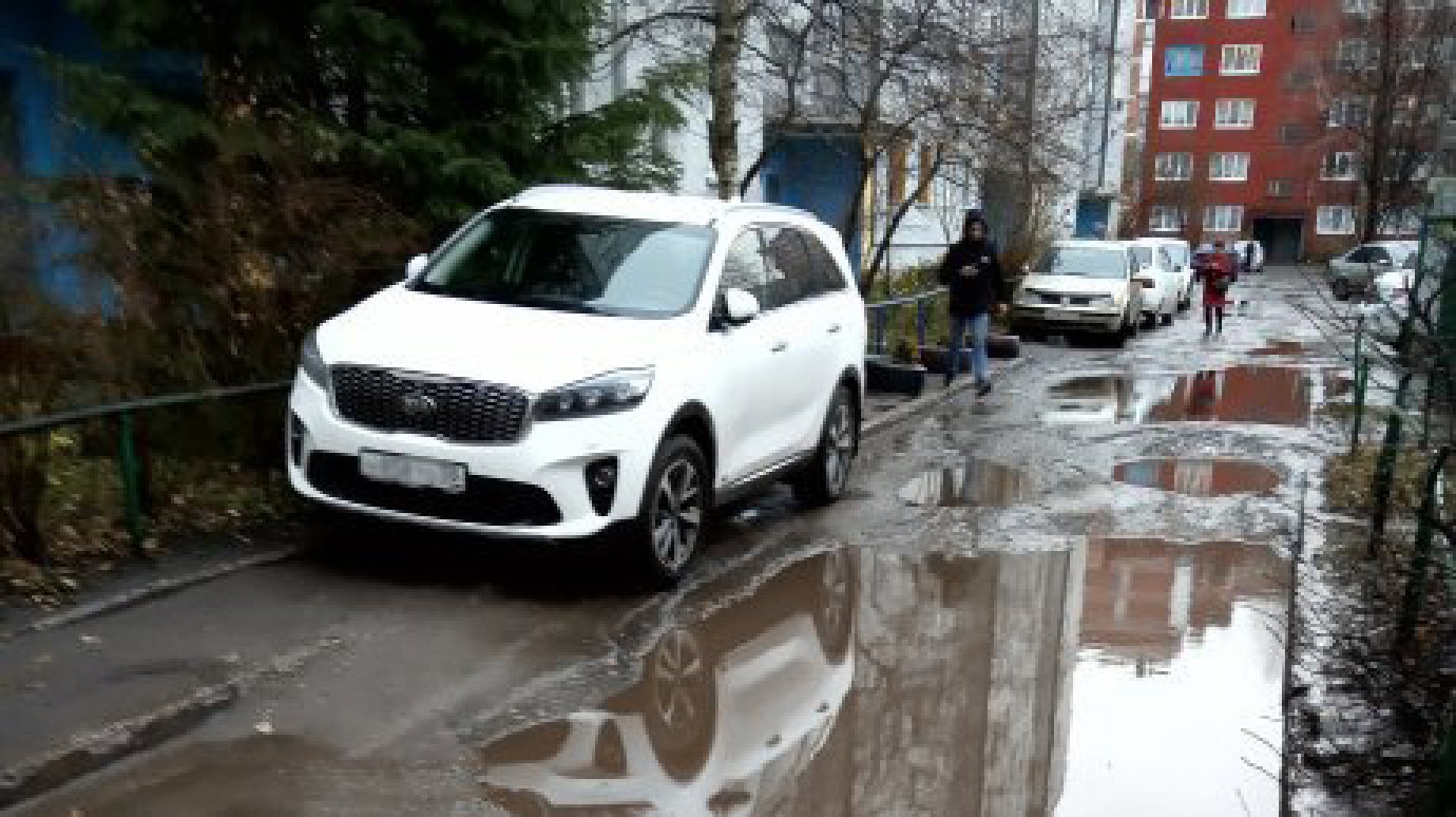 Житель ул. Лядова пожаловался на заставленный машинами тротуар