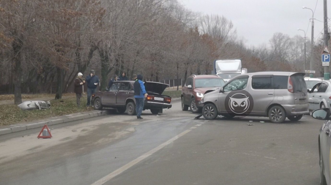 Попавшие в ДТП машины блокировали проезд по улице Захарова