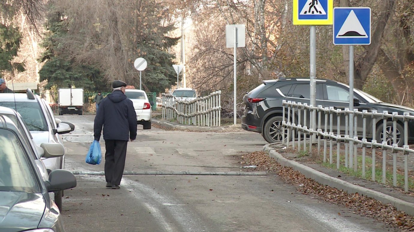 На улице Герцена горожане ходят по дороге из-за узкого тротуара