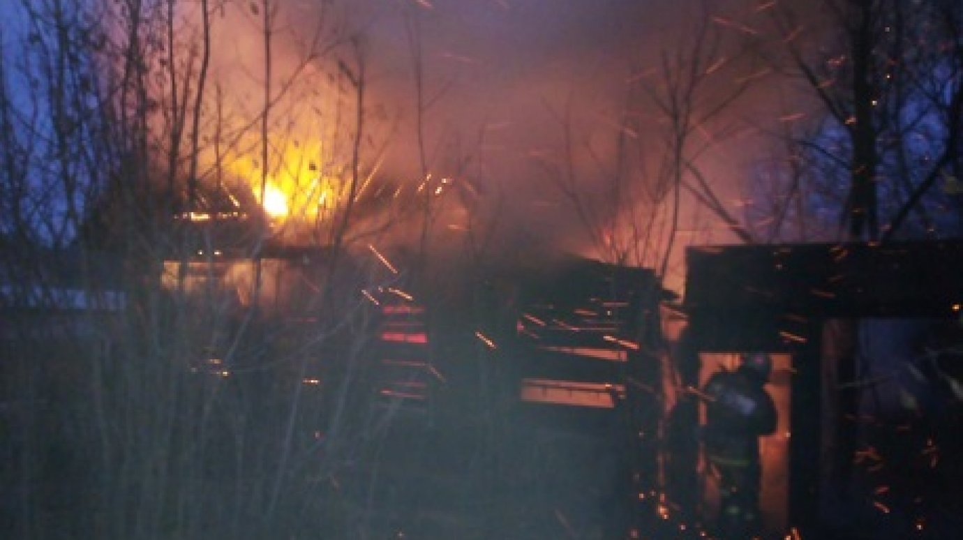 В Никольске горящий дом тушили 12 пожарных