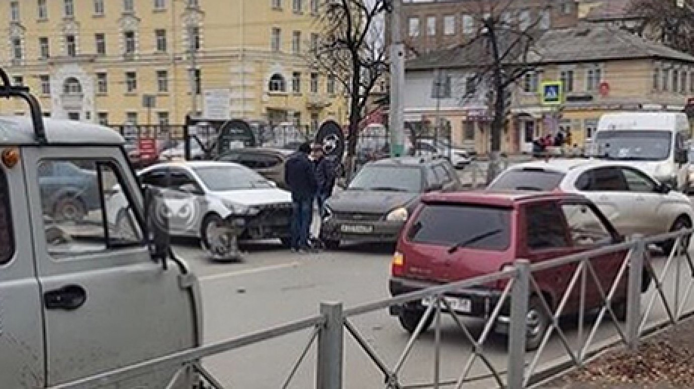 В Пензе перекресток улиц Володарского и Суворова не поделили две машины