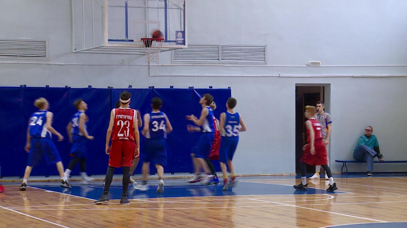 В Пензе 14-летние баскетболисты борются в открытом первенстве