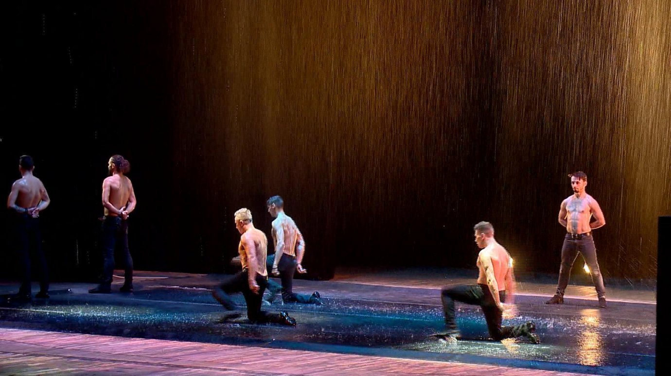 Для пензенцев устроили шоу под дождем танцоры из Санкт-Петербурга