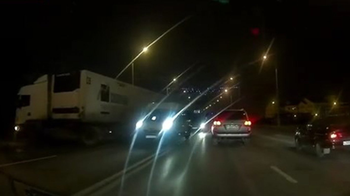 Автомобилист снял последствия аварии недалеко от Терновского моста