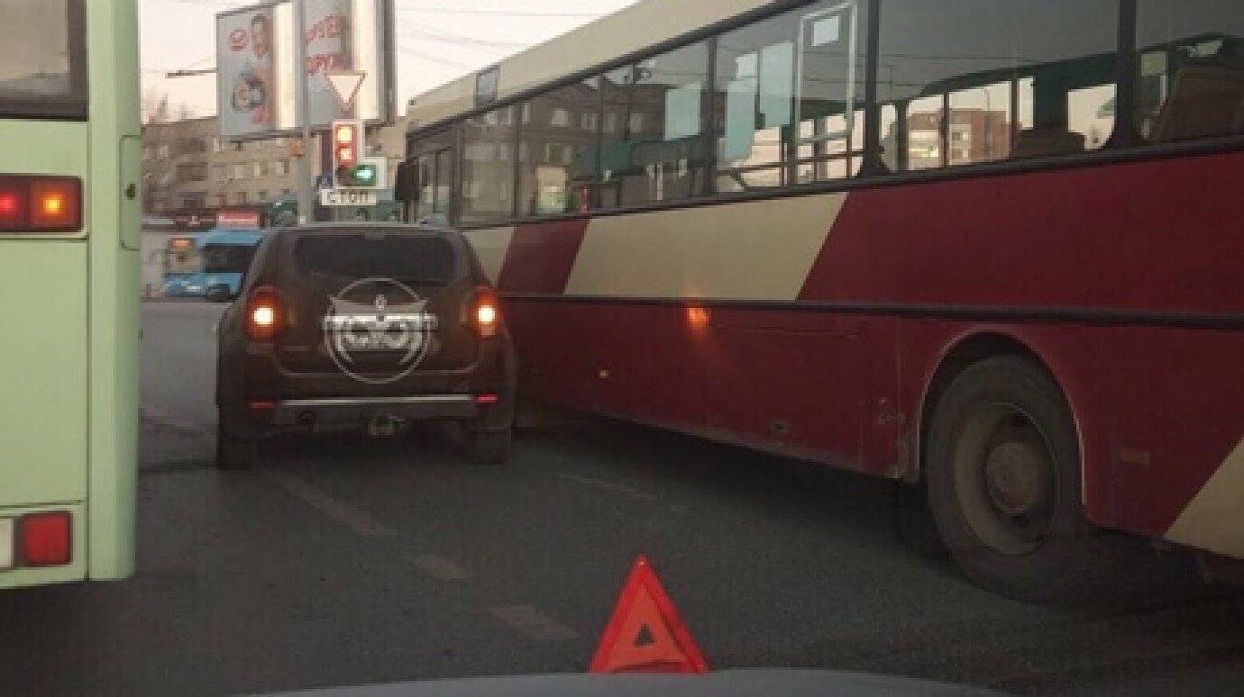 Утром в Терновке столкнулись автобус и Renault Duster