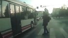 В Пензе водитель автобуса едва не сбил мужчину с ребенком