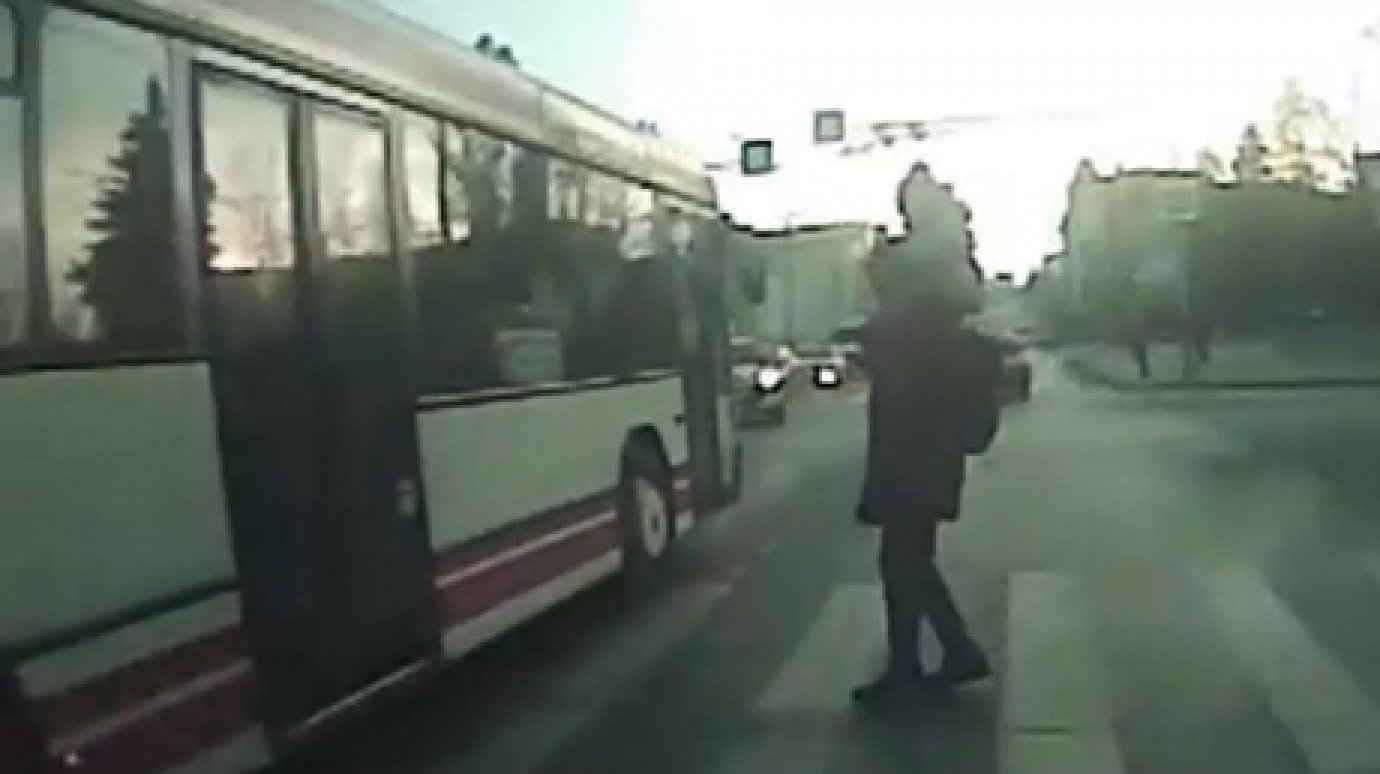 В Пензе водитель автобуса едва не сбил мужчину с ребенком