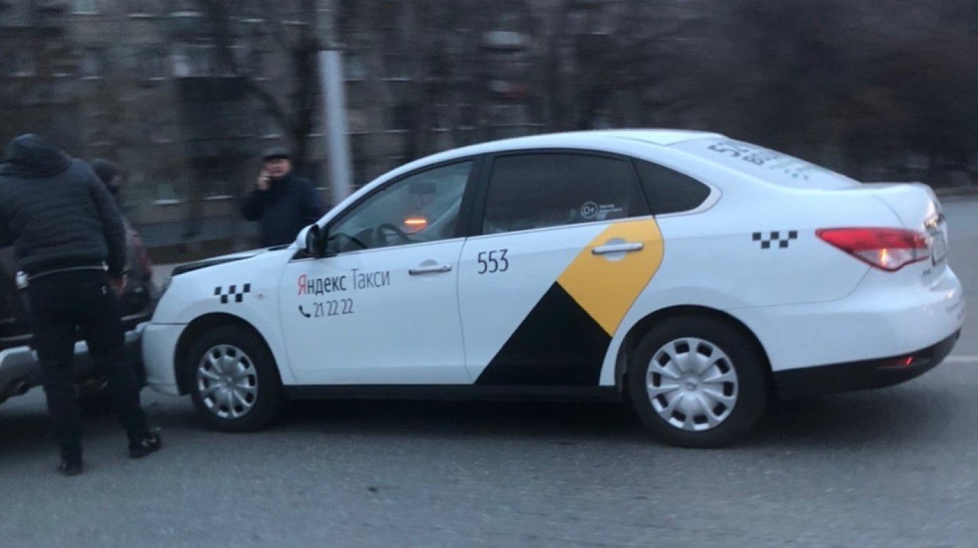 На проспекте Победы «Яндекс.Такси» въехало в легковушку на кольце