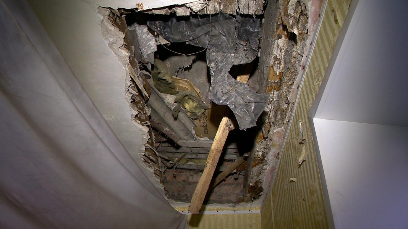 На улице Володарского в квартире пензячки обрушился потолок