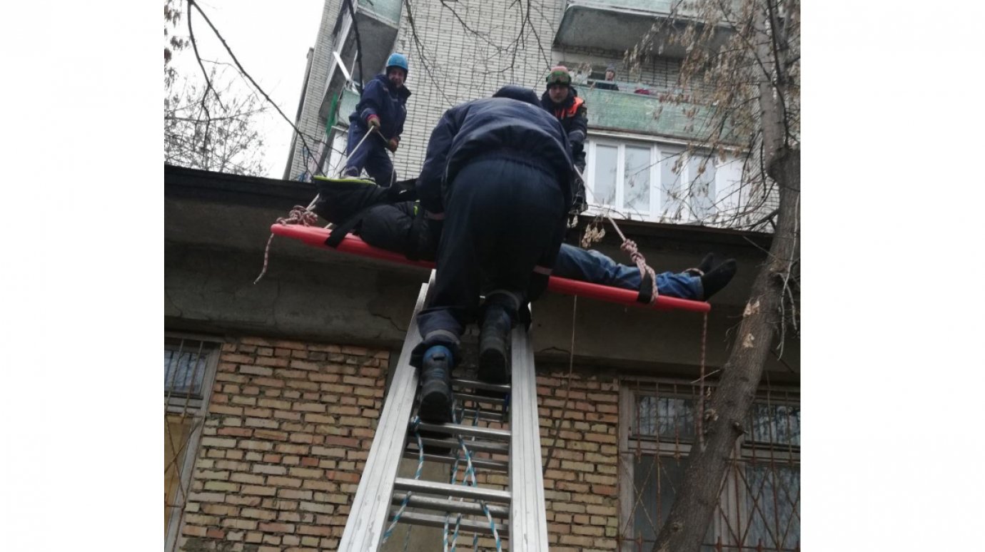 В Пензе с пятого этажа дома на улице Ухтомского упал мужчина