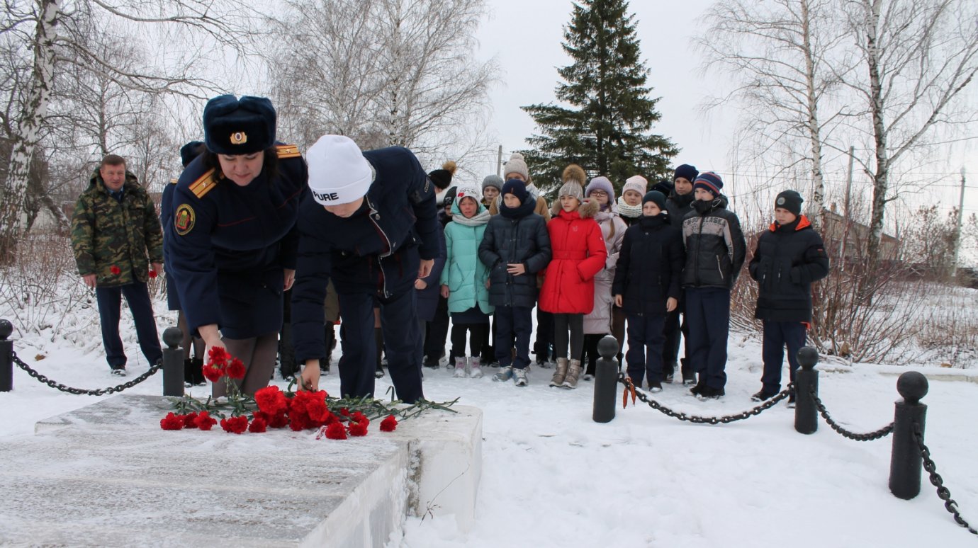 В Каменке кадеты почтили память погибших солдат