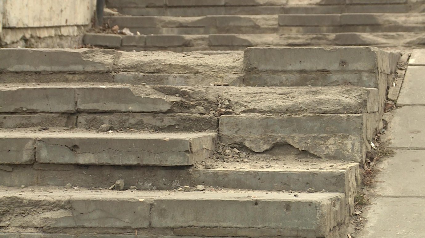 Пензенцы рискуют упасть на лестнице у Арбековского путепровода