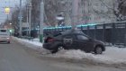 Легковой автомобиль расплющило о столб в центре Пензы