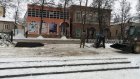 В центре Кузнецка плитку и асфальт укладывают на снег