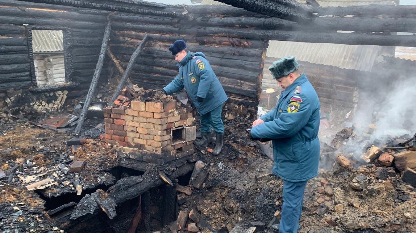 В сгоревшем доме в Камешкирском районе обнаружили два тела