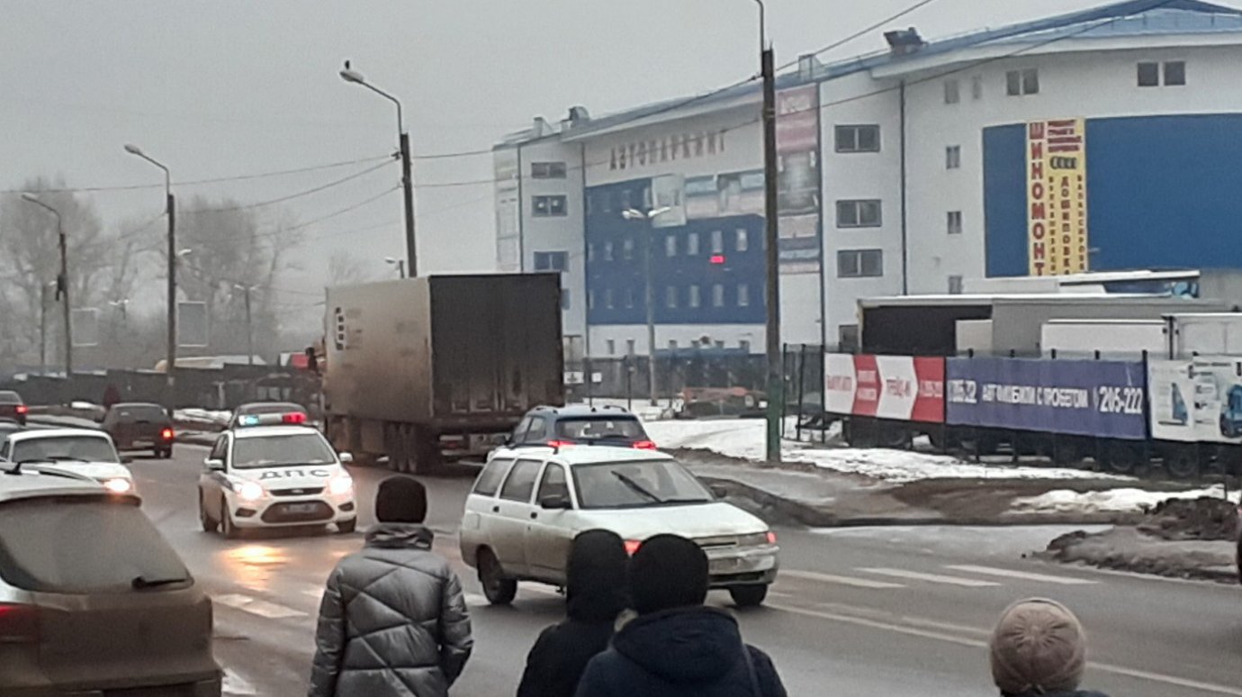 На улице Воронова водитель ВАЗа наехал на переходившую дорогу пару