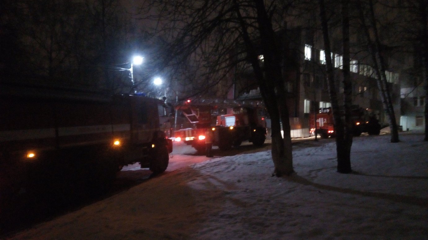 К клинике на улице Красной в Пензе съехались пожарные расчеты