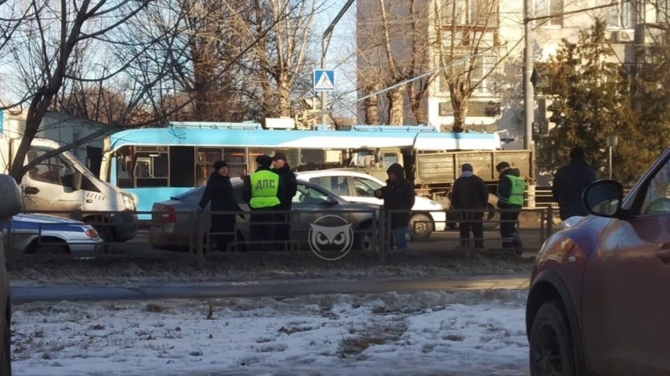На улице Суворова в Пензе водитель Skoda сбил велосипедиста