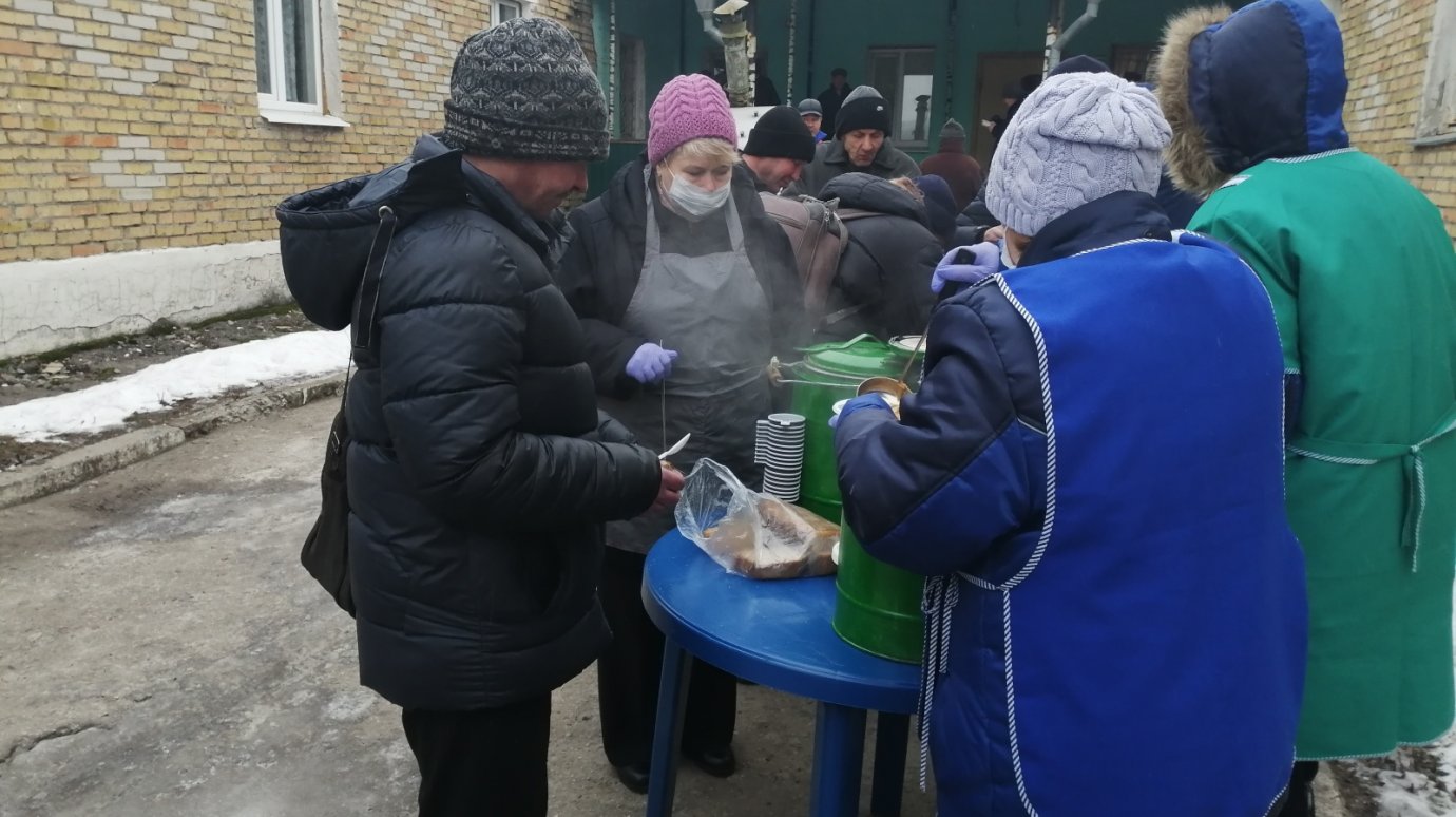 В Пензе социальные работники кормят бомжей горячей едой