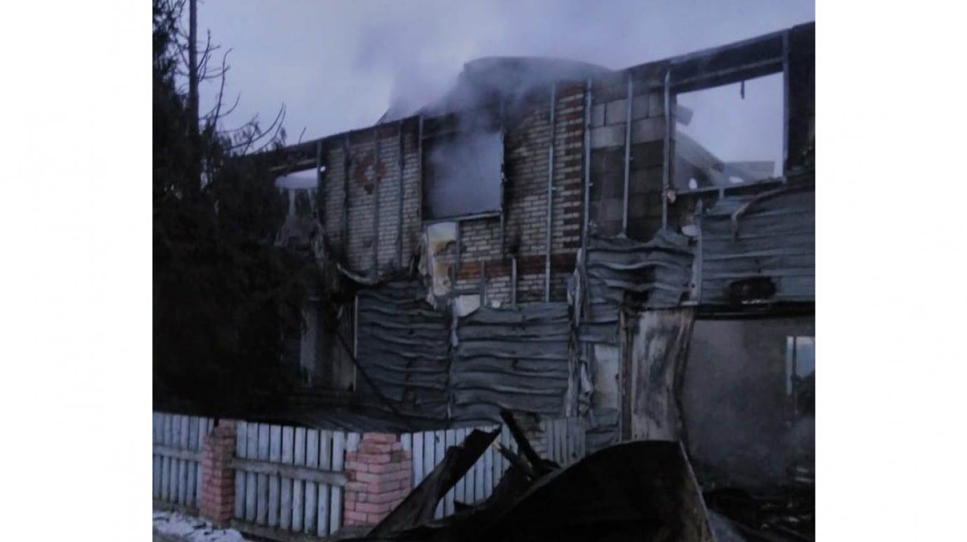 В Кузнецком районе сгорел двухэтажный кирпичный дом
