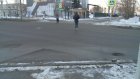 Пешеходы на улице Мира пересекают перекресток по диагонали