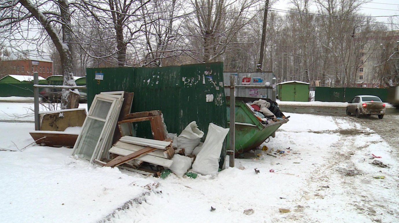 Несознательные пензенцы создают беспорядок у мусорных контейнеров