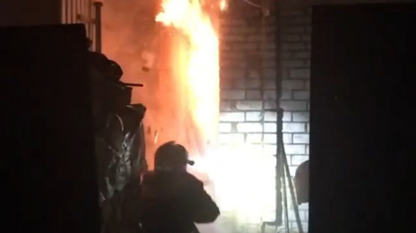Кирпичный сарай в Междуречье тушили 17 пожарных
