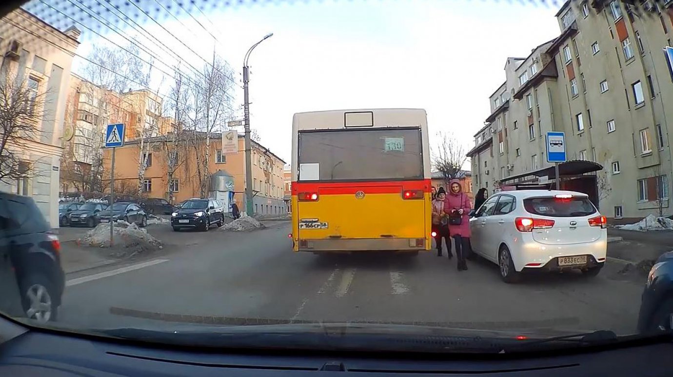 На ул. Куйбышева водитель автобуса № 130 не дотянул до остановки