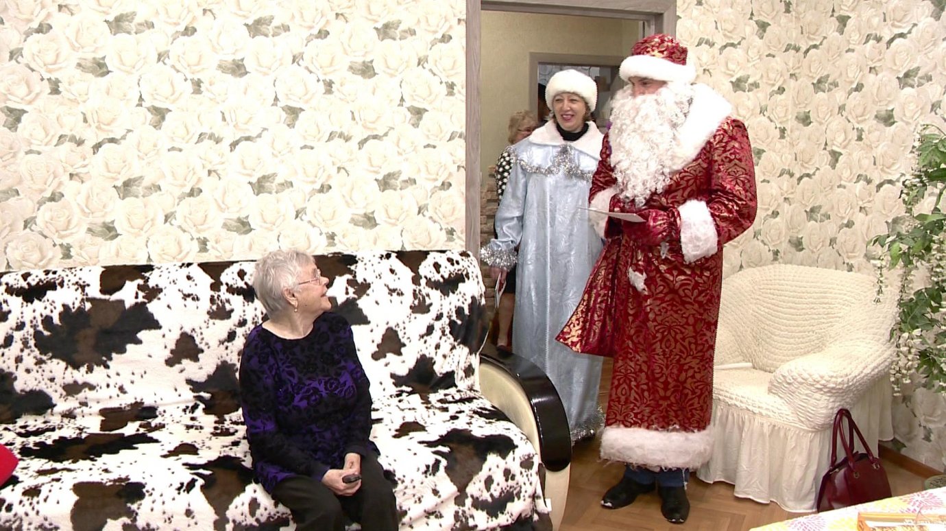 Пензячку с 90-летием поздравили Дед Мороз со Снегурочкой