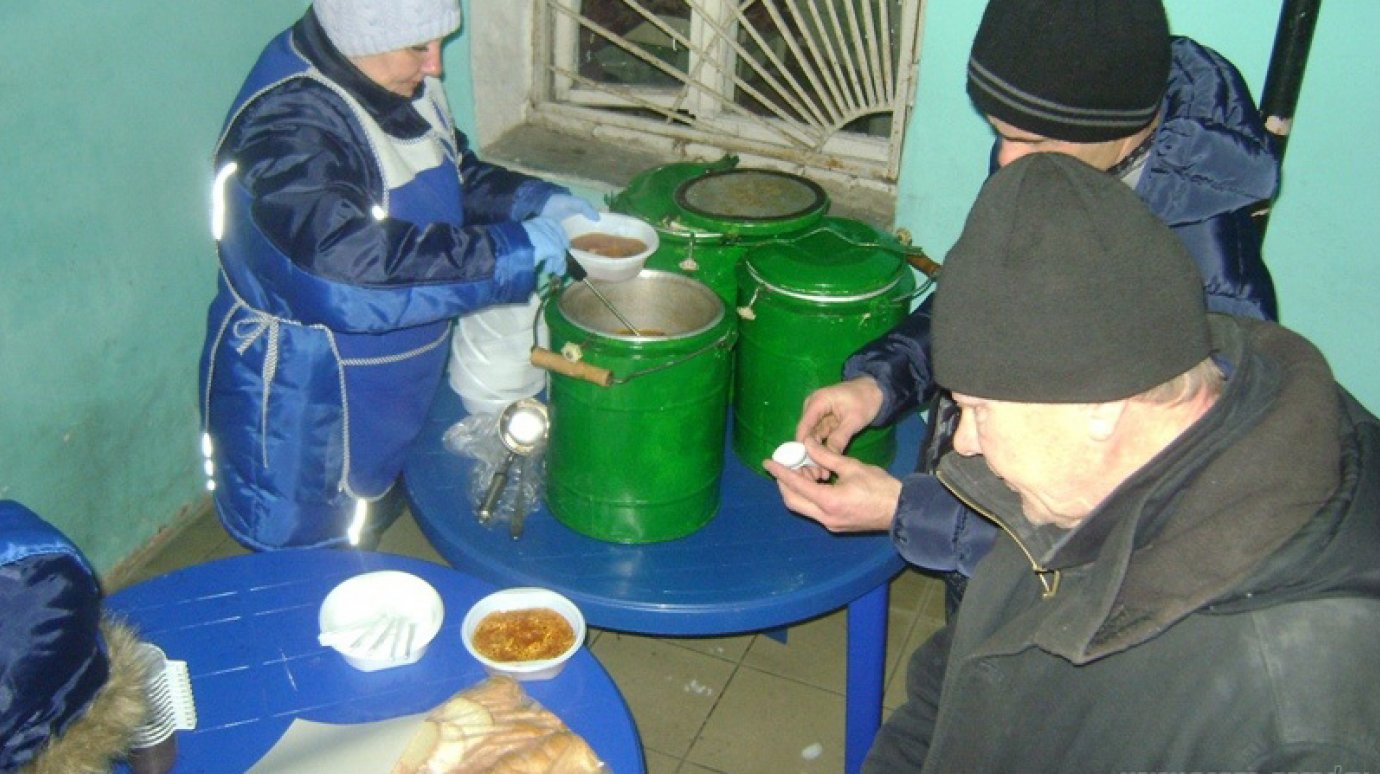 В Пензе для бомжей организовали выездные обеды
