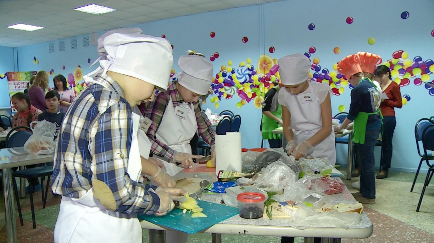 В Пензе пятиклассники накормили родителей и педагогов