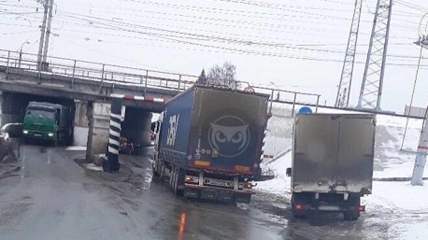 «Мост дураков» в Пензе продолжает оставаться ловушкой для большегрузов