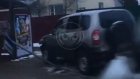 В Ахунах Chevrolet Niva снесла знак у остановочного павильона