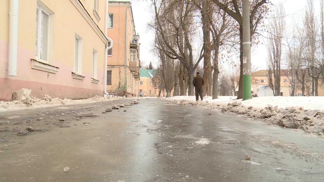 Ледяной тротуар на улице Ударной вынуждает людей идти по газону