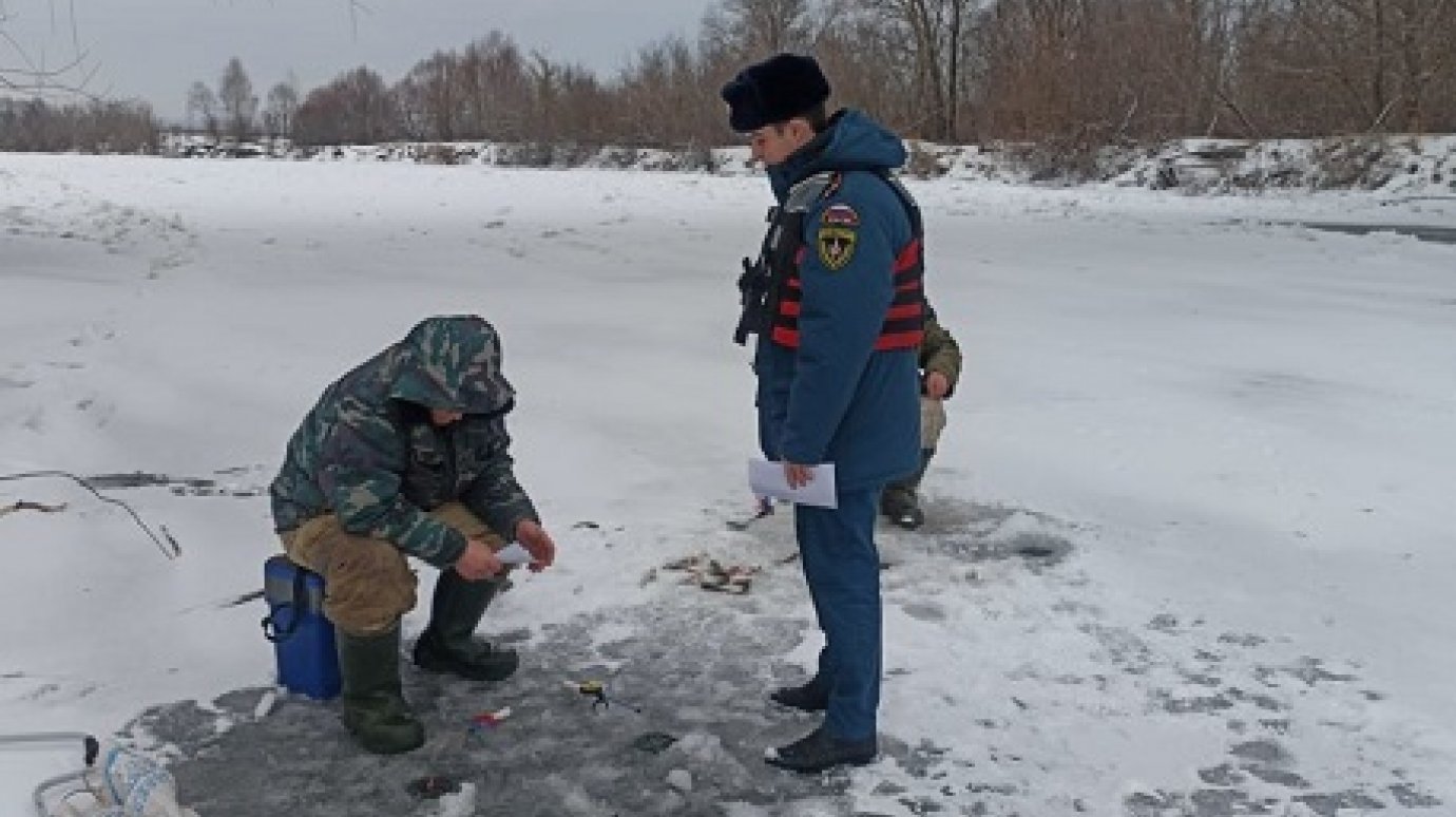 Спасатели предупреждают рыбаков об опасности тонкого льда